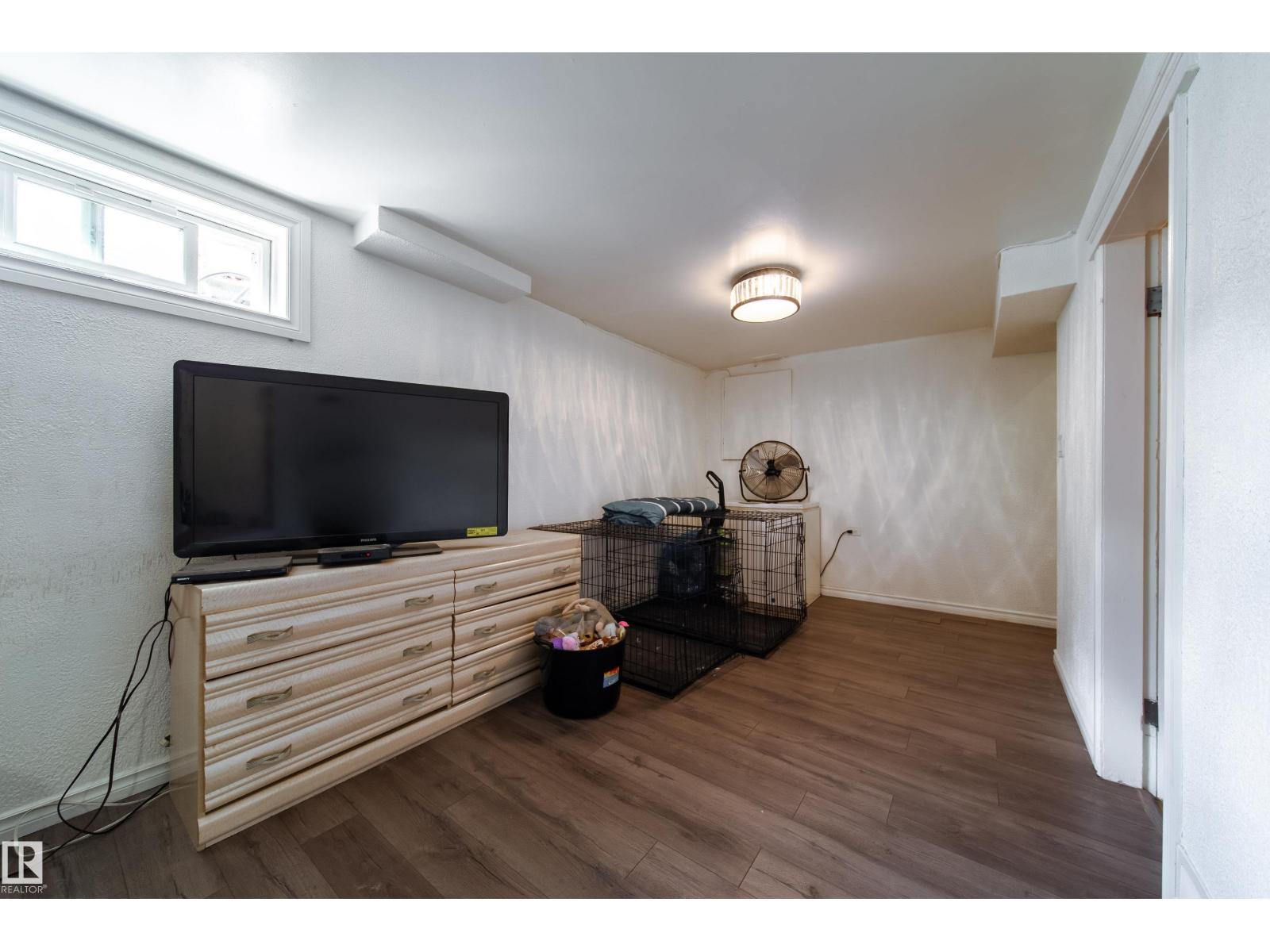 Photo 18 of 9 14320 80 St Nw, Edmonton AB