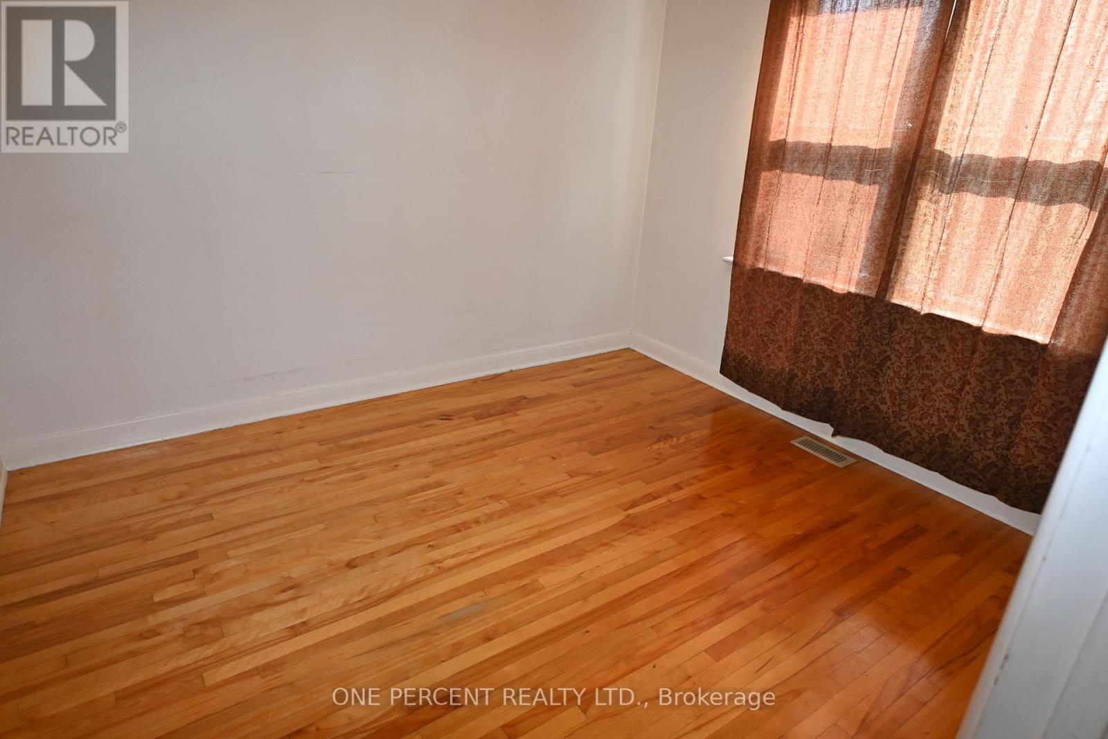 Photo 9 of 944 Eve Street, Ottawa ON