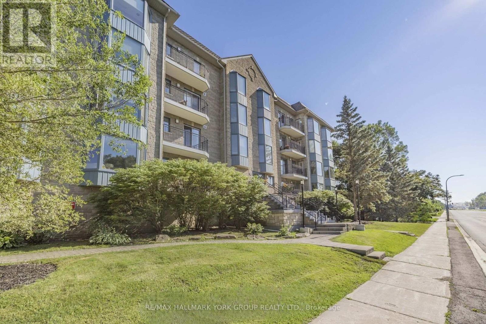 Photo 3 of 310 85 Wellington Street W, Aurora ON