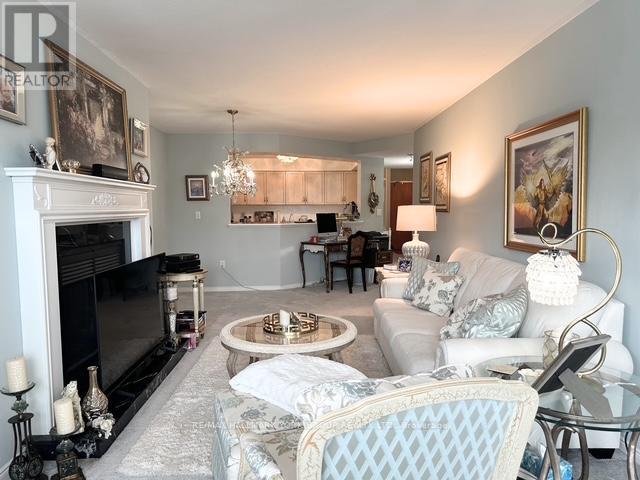 Photo 9 of 310 85 Wellington Street W, Aurora ON