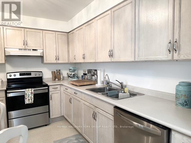 Photo 12 of 310 85 Wellington Street W, Aurora ON