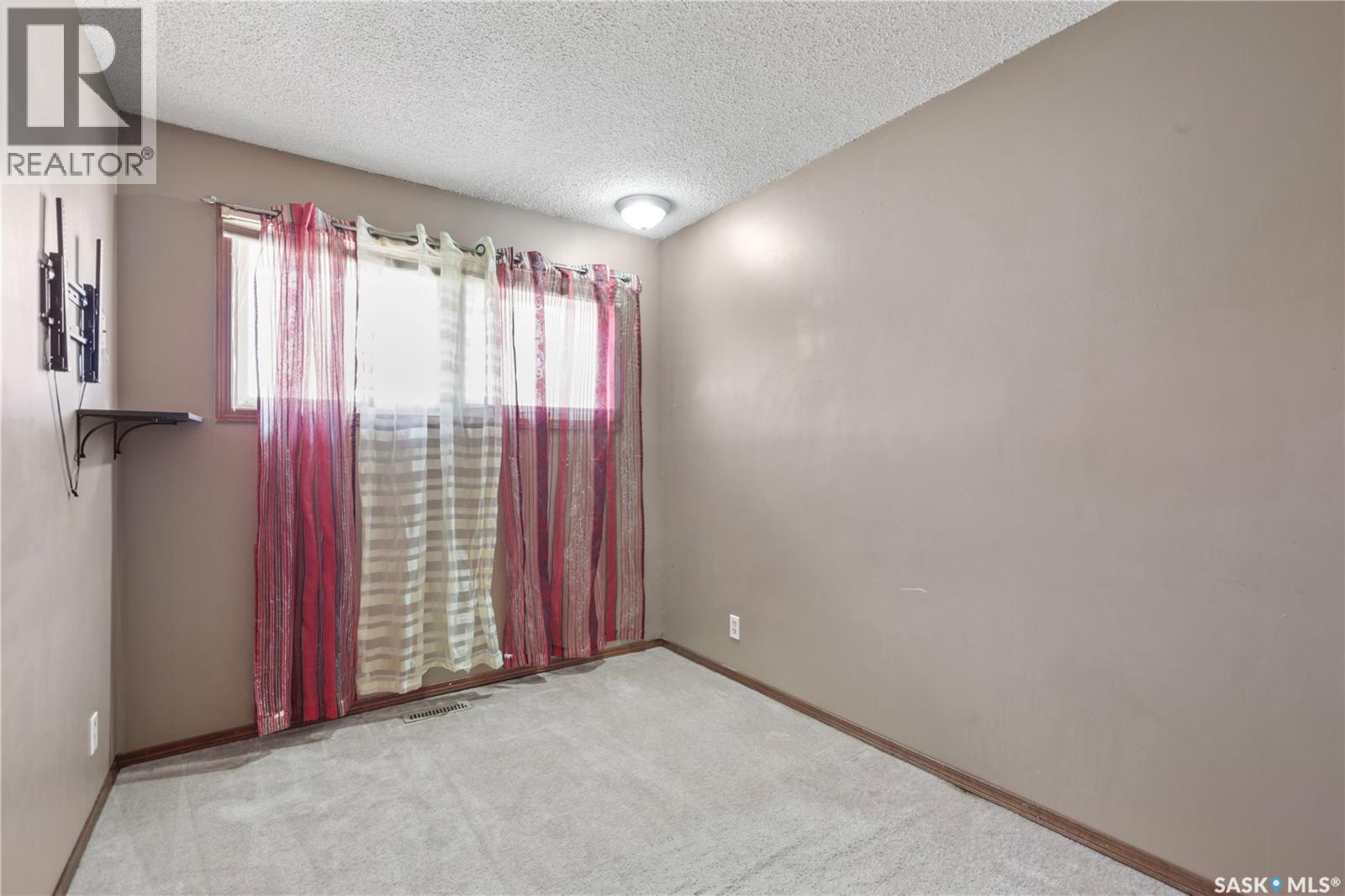 Photo 14 of 39 Fuhrmann Crescent, Regina SK