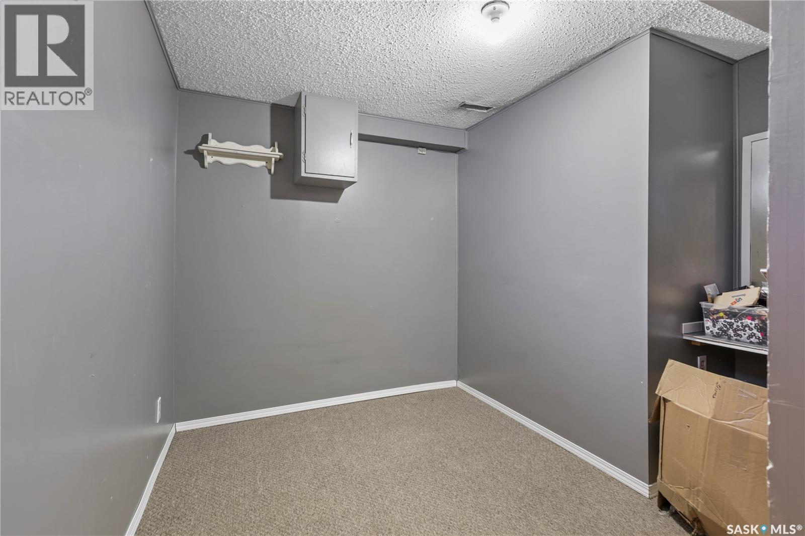 Photo 15 of 39 Fuhrmann Crescent, Regina SK