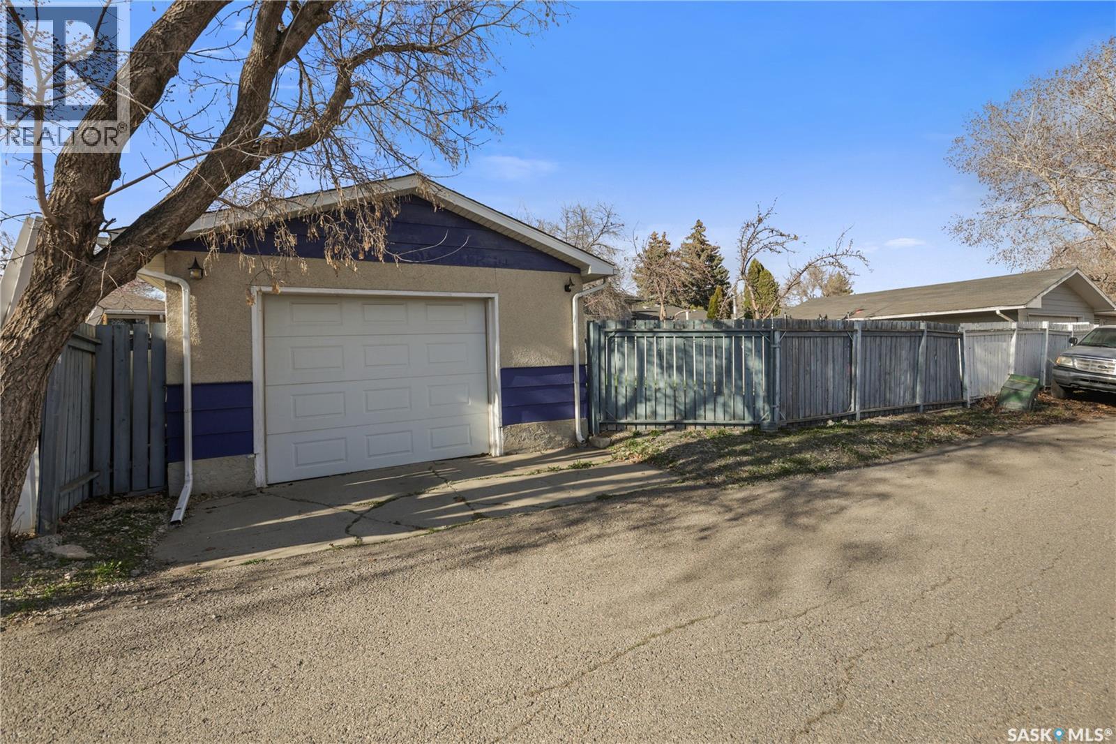 Photo 23 of 39 Fuhrmann Crescent, Regina SK