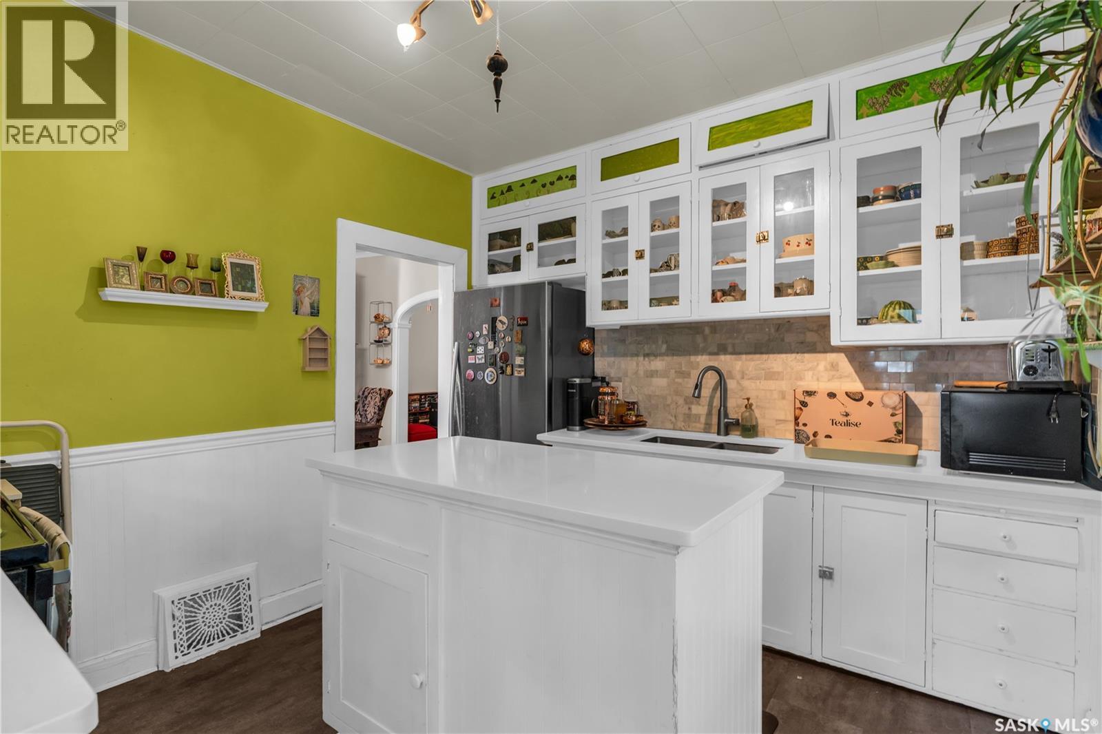 Photo 3 of 2152 Rae Street, Regina SK