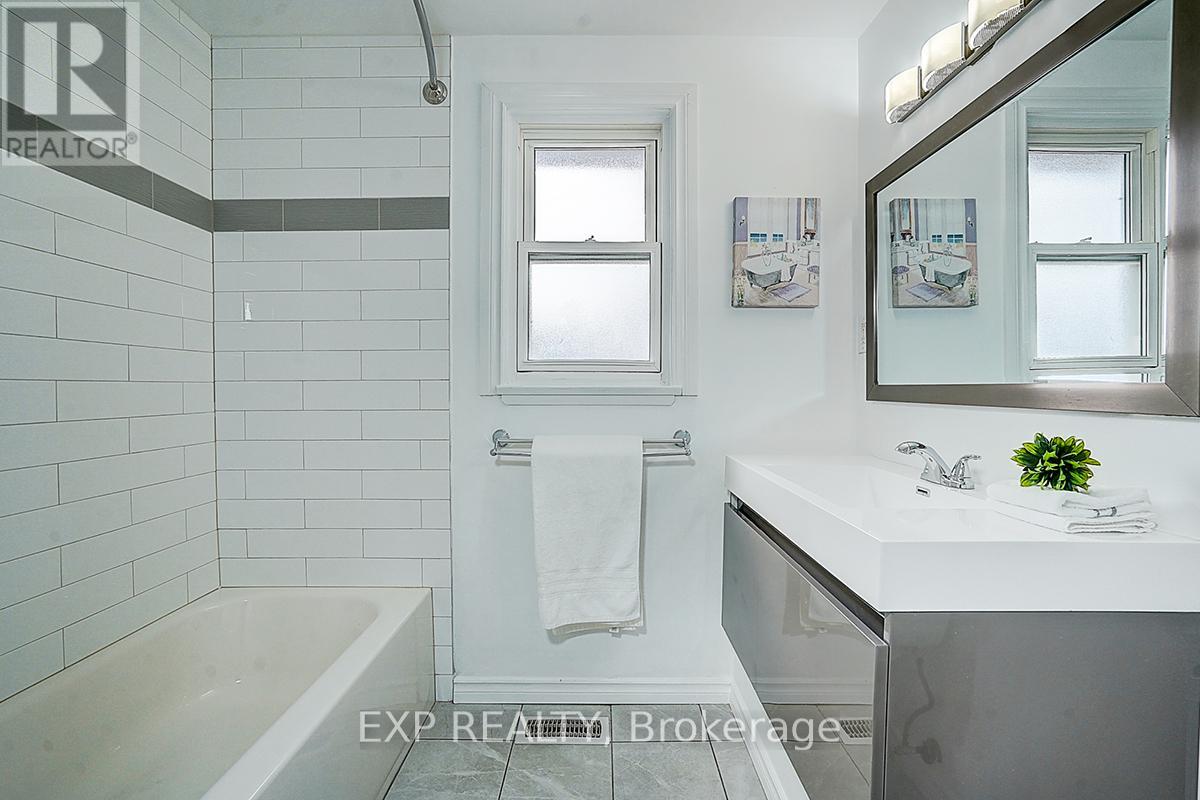 Photo 35 of 11 Tullamore Road, Brampton ON