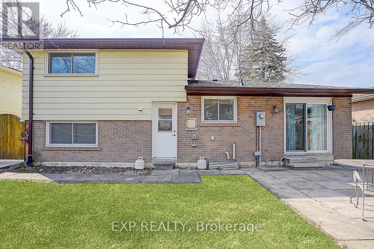 Photo 4 of 11 Tullamore Road, Brampton ON