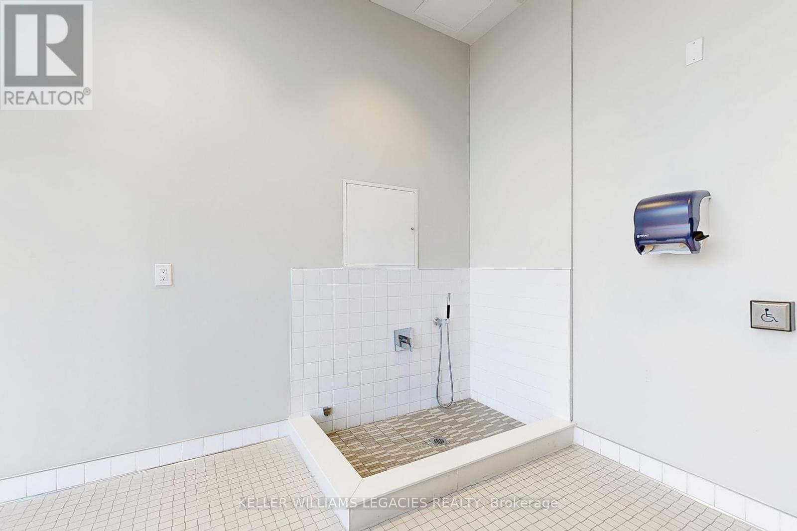 Photo 9 of 211 100 Eagle Rock Way, Vaughan ON