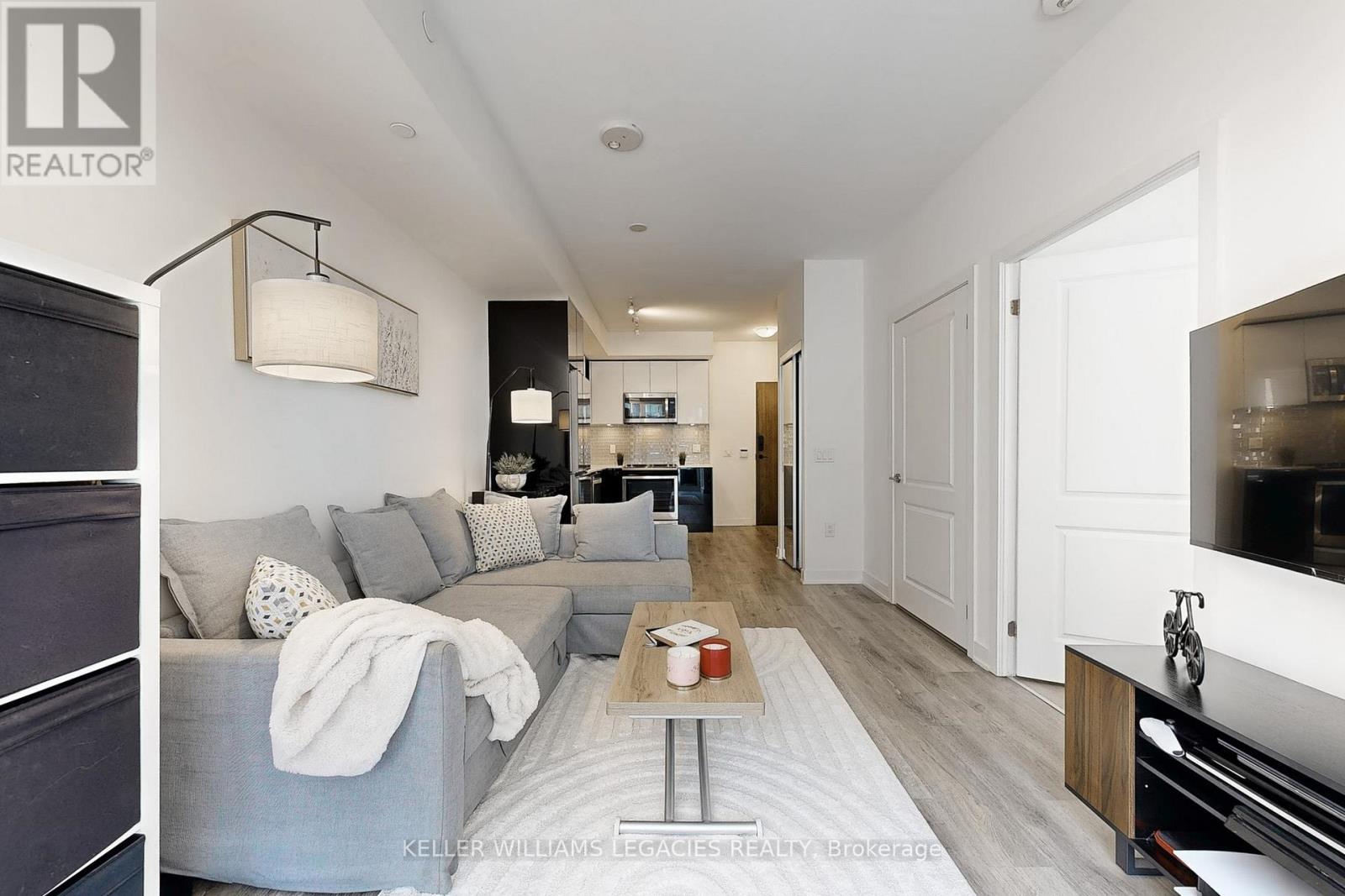 Photo 10 of 211 100 Eagle Rock Way, Vaughan ON