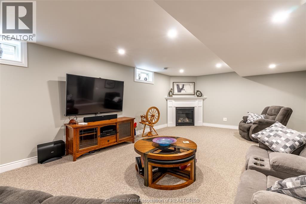 Photo 4 of 11 Champlain Court, Chatham ON