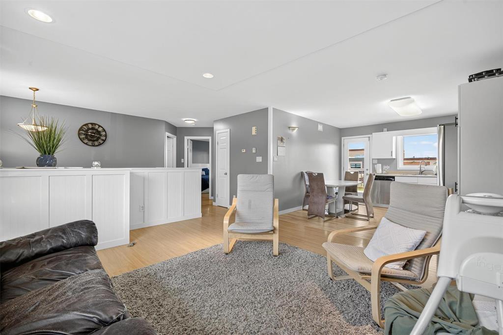 Photo 11 of 313 Neufeld Drive, Mitchell MB