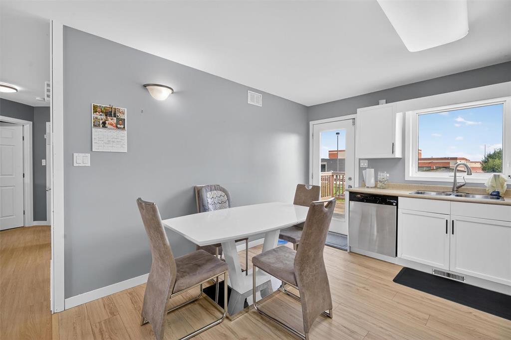 Photo 12 of 313 Neufeld Drive, Mitchell MB