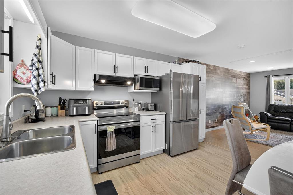 Photo 5 of 313 Neufeld Drive, Mitchell MB
