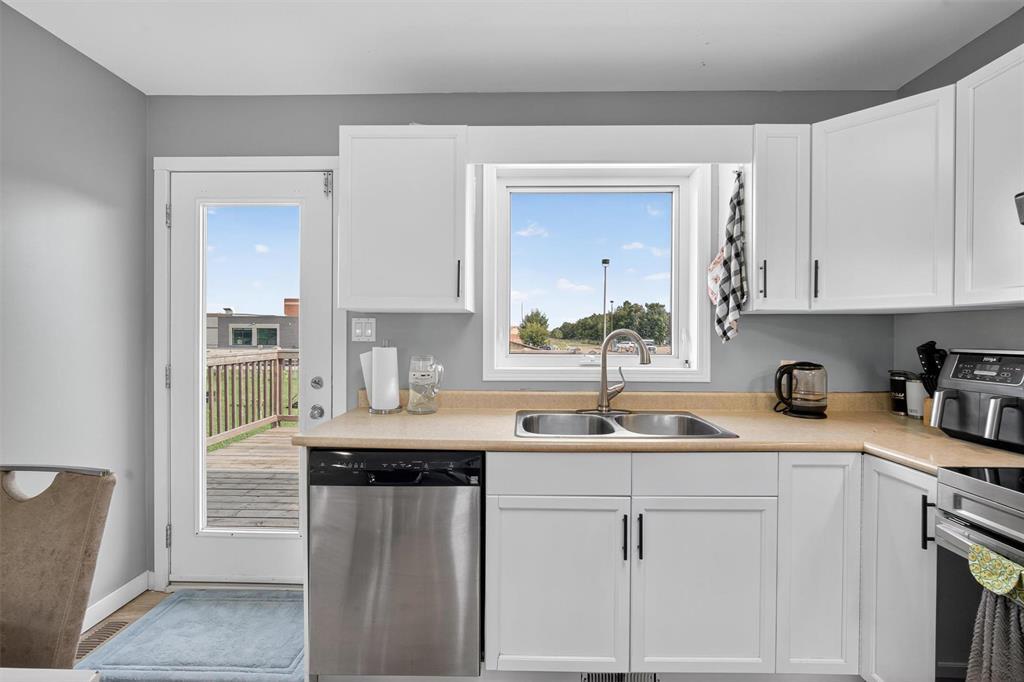 Photo 6 of 313 Neufeld Drive, Mitchell MB
