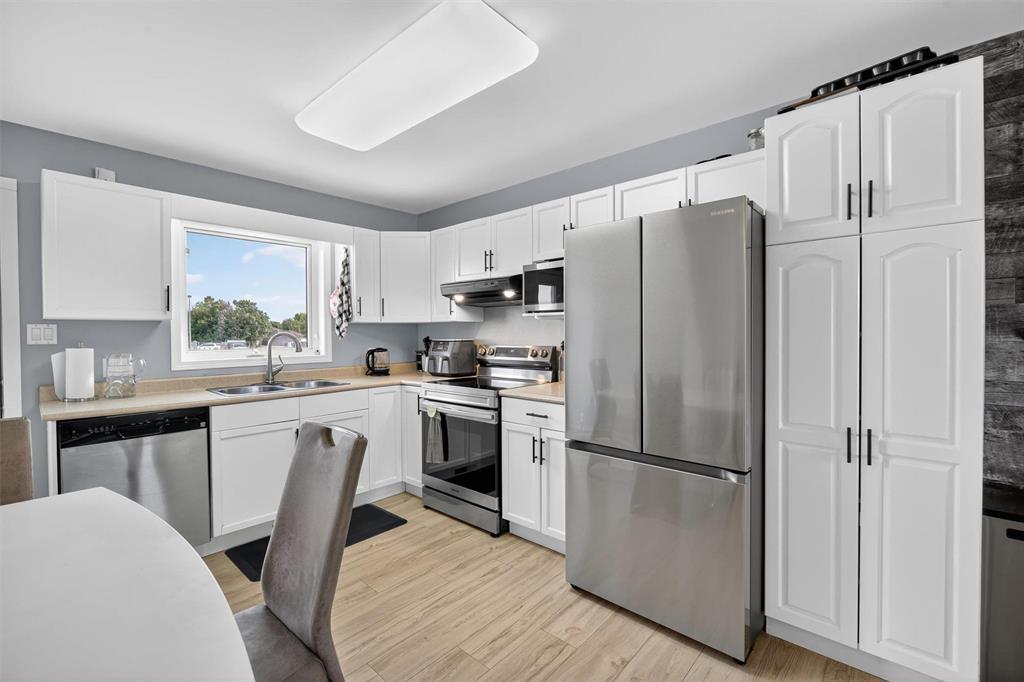 Photo 7 of 313 Neufeld Drive, Mitchell MB