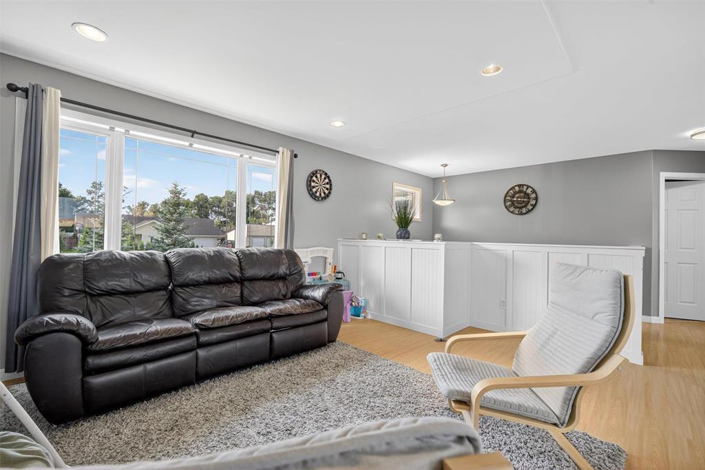 Photo 8 of 313 Neufeld Drive, Mitchell MB