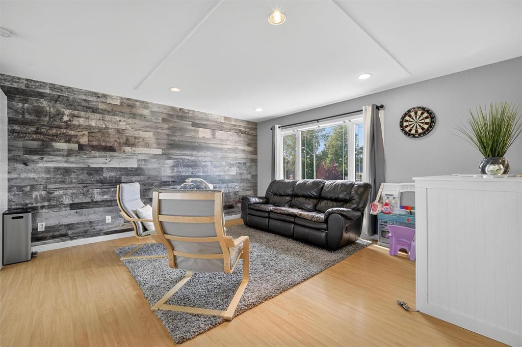 Photo 10 of 313 Neufeld Drive, Mitchell MB