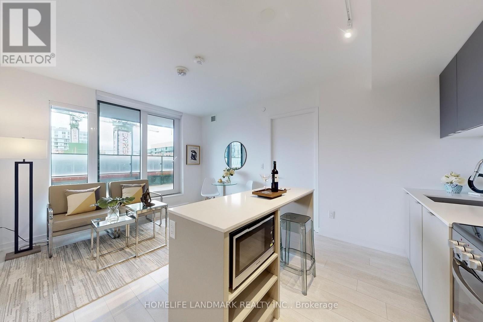 Photo 3 of 717 8 Tippett Road, Toronto ON