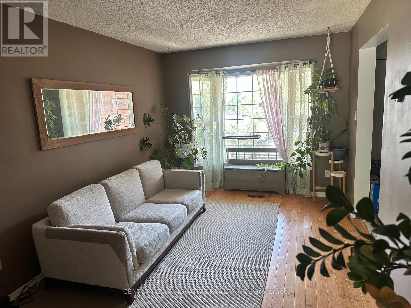 Photo 10 of 120 Andona Crescent, Toronto ON