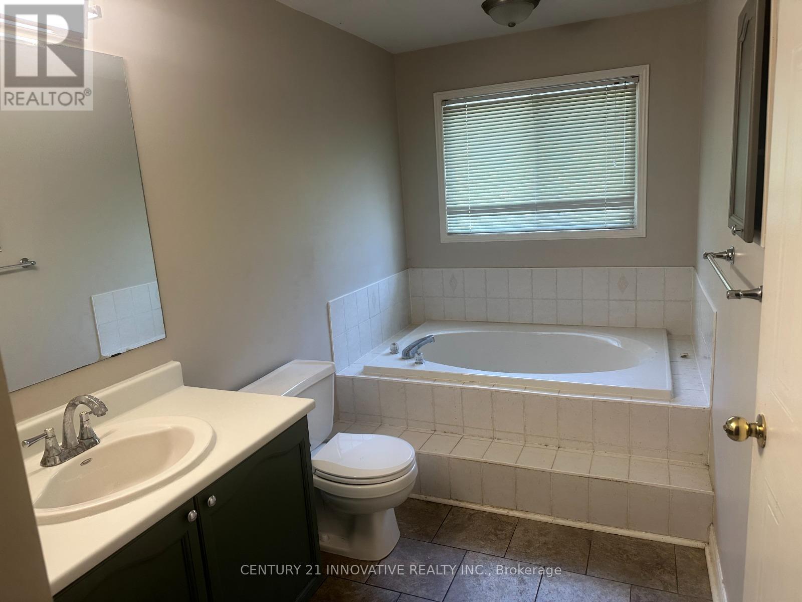 Photo 7 of 120 Andona Crescent, Toronto ON