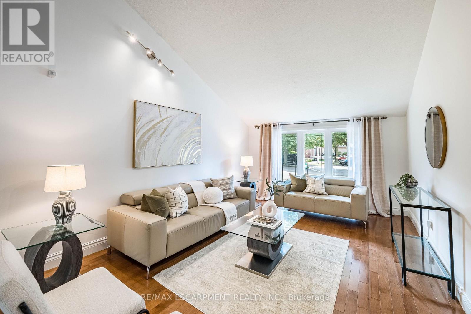 Photo 5 of 16 Ackrow Court, Toronto ON