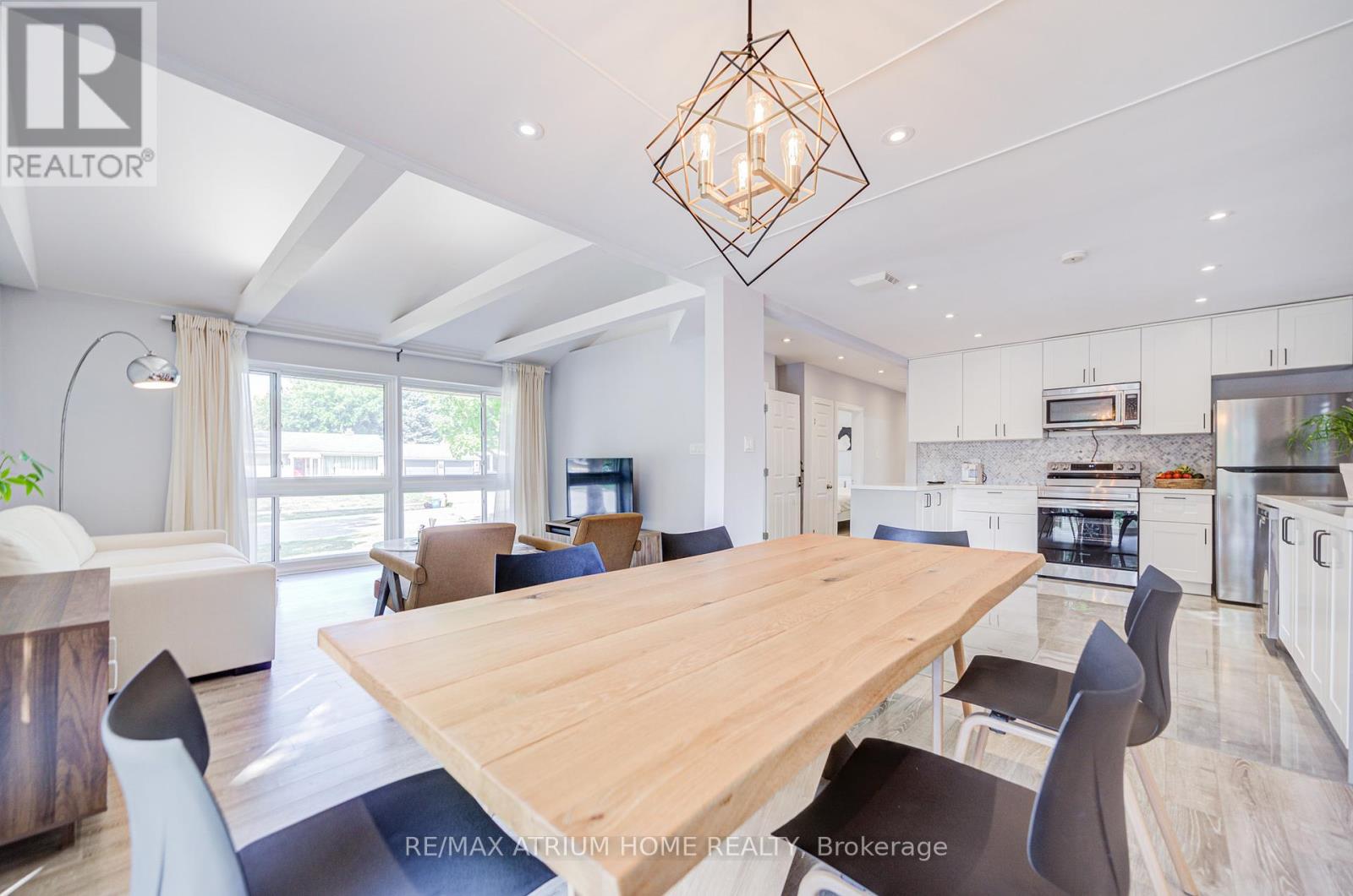 Photo 10 of 29 Starlight Crescent, Richmond Hill ON
