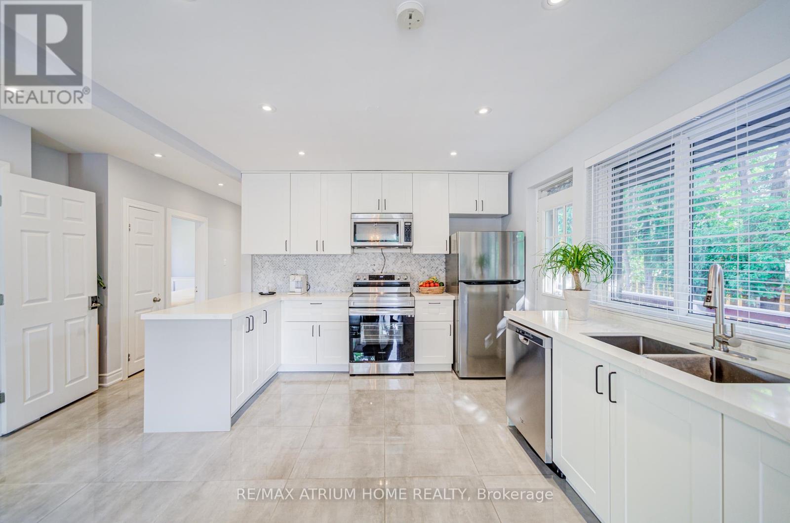 Photo 11 of 29 Starlight Crescent, Richmond Hill ON