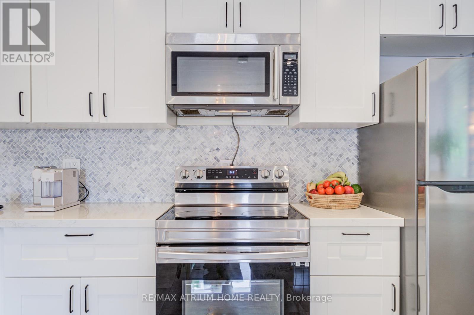 Photo 13 of 29 Starlight Crescent, Richmond Hill ON