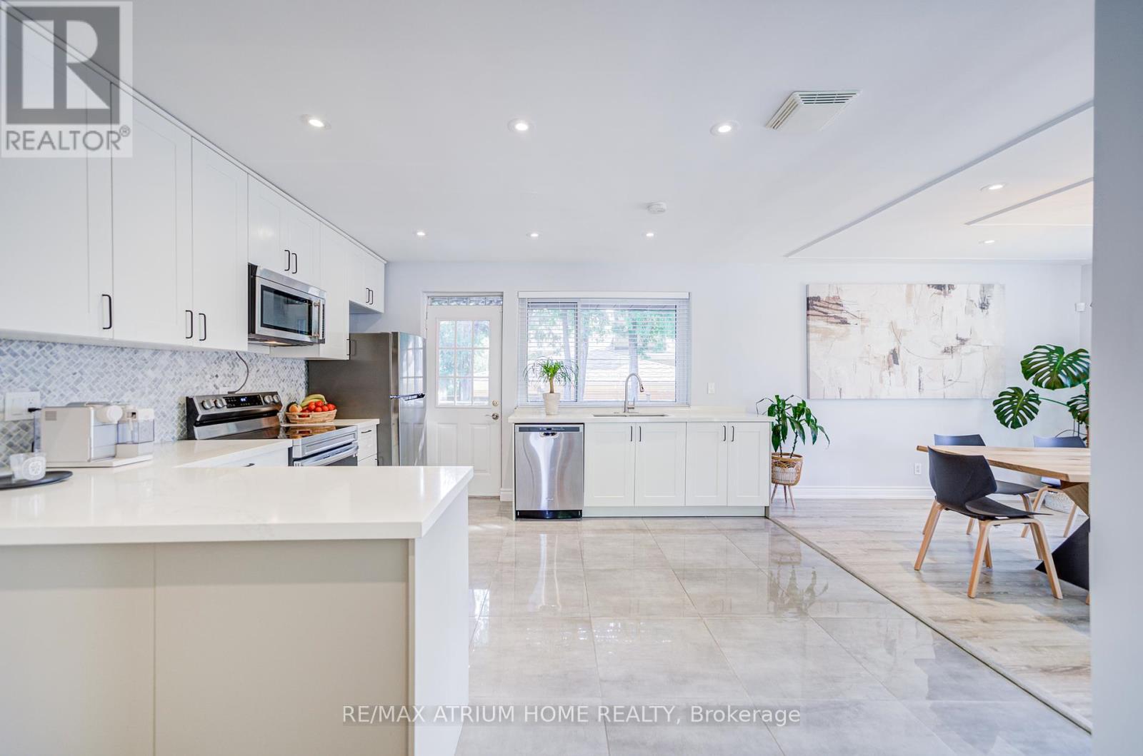 Photo 14 of 29 Starlight Crescent, Richmond Hill ON
