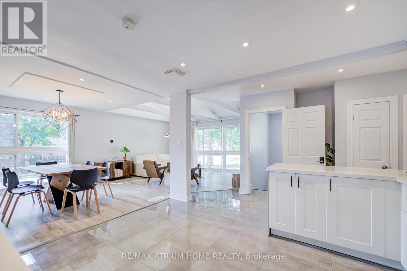 Photo 15 of 29 Starlight Crescent, Richmond Hill ON