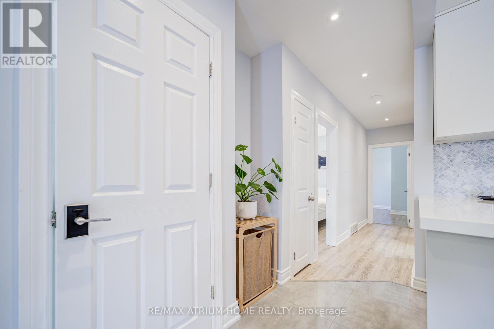 Photo 16 of 29 Starlight Crescent, Richmond Hill ON