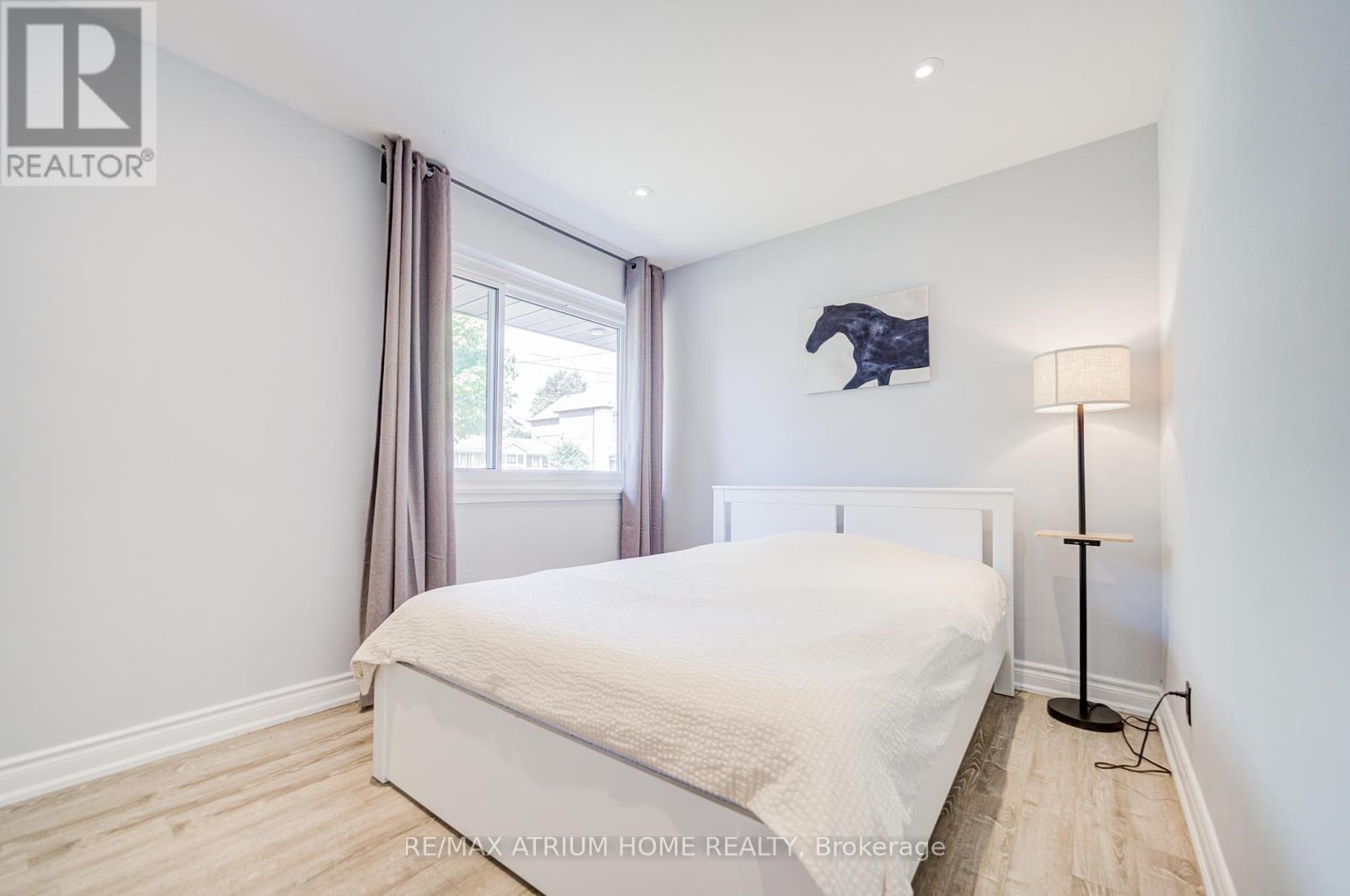 Photo 17 of 29 Starlight Crescent, Richmond Hill ON