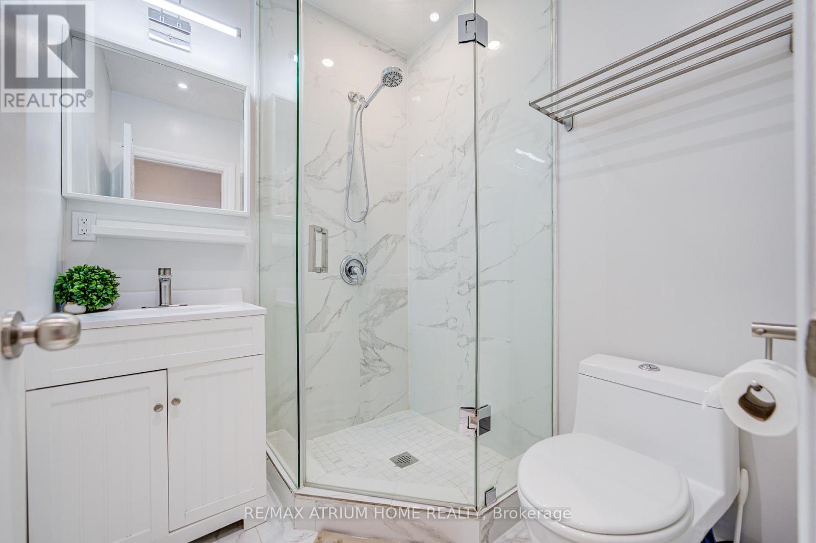 Photo 18 of 29 Starlight Crescent, Richmond Hill ON