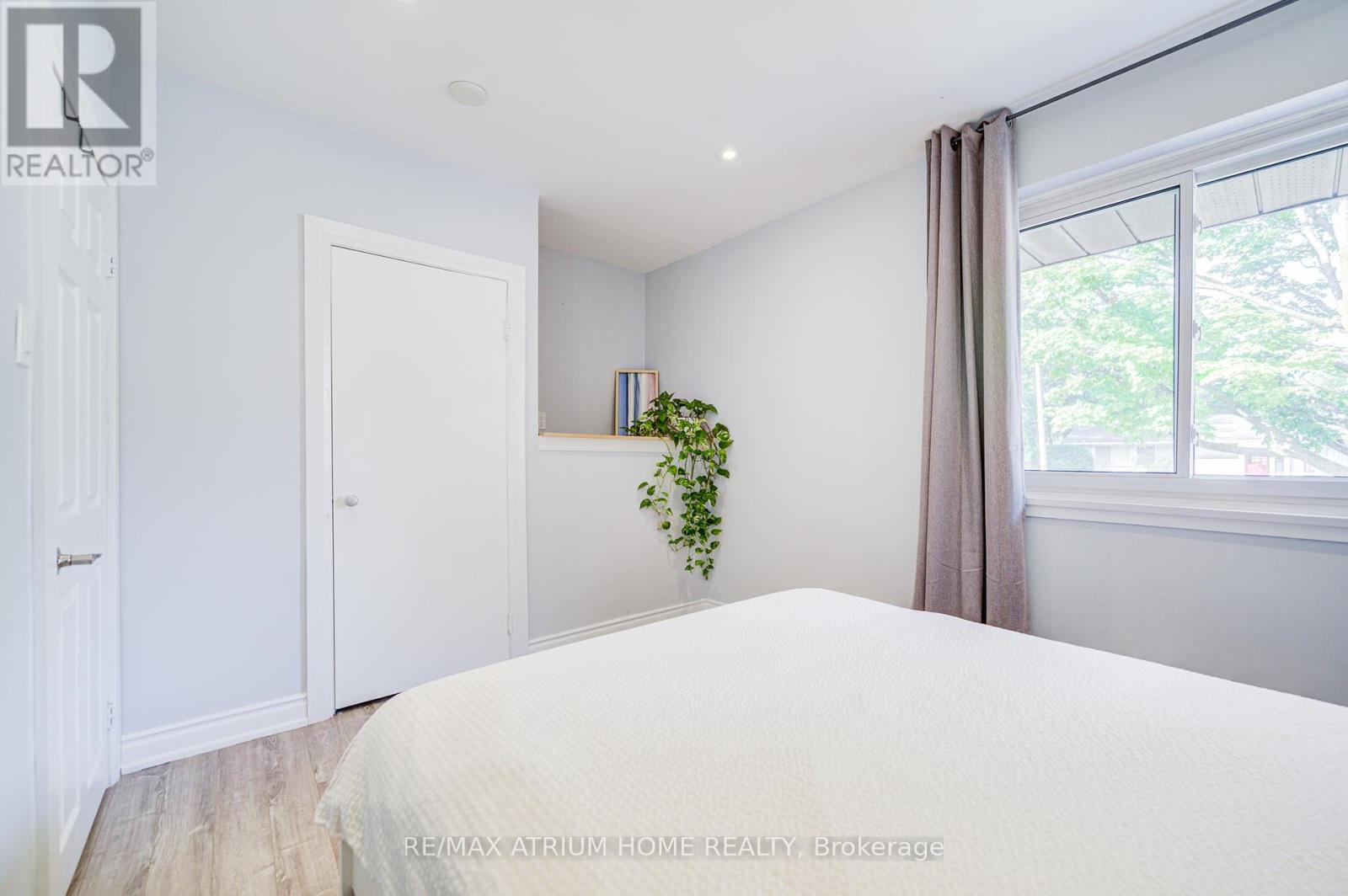 Photo 19 of 29 Starlight Crescent, Richmond Hill ON
