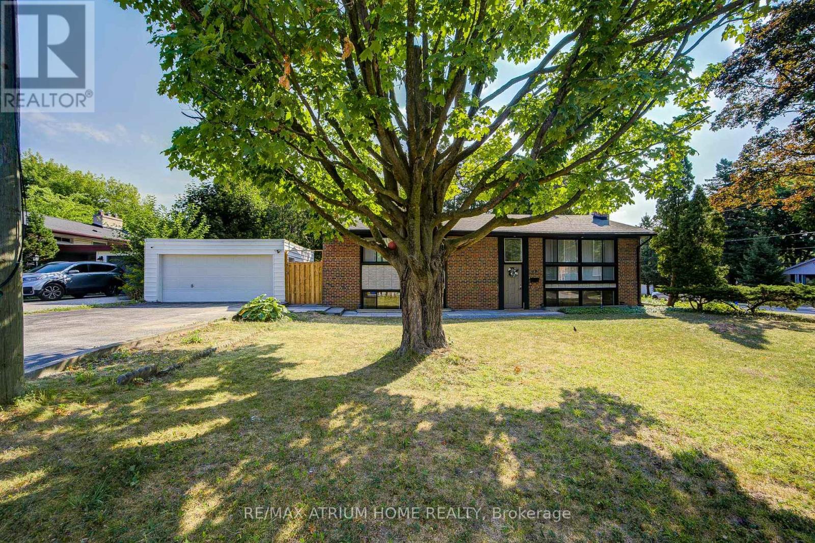 Photo 2 of 29 Starlight Crescent, Richmond Hill ON