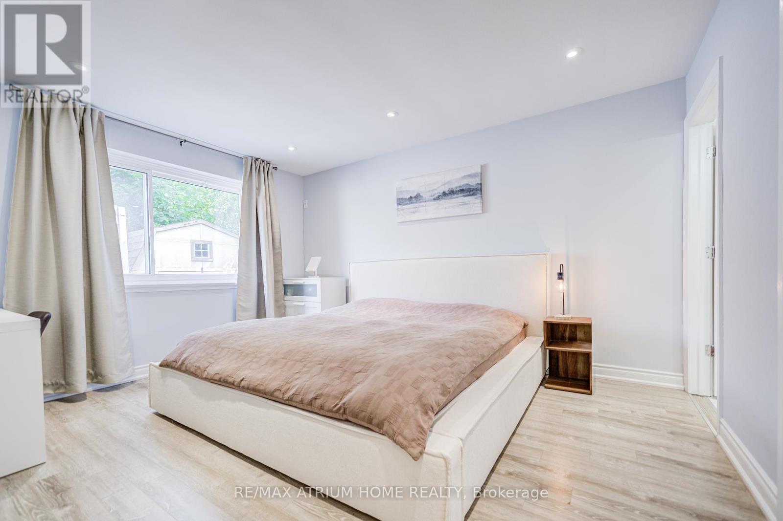 Photo 22 of 29 Starlight Crescent, Richmond Hill ON