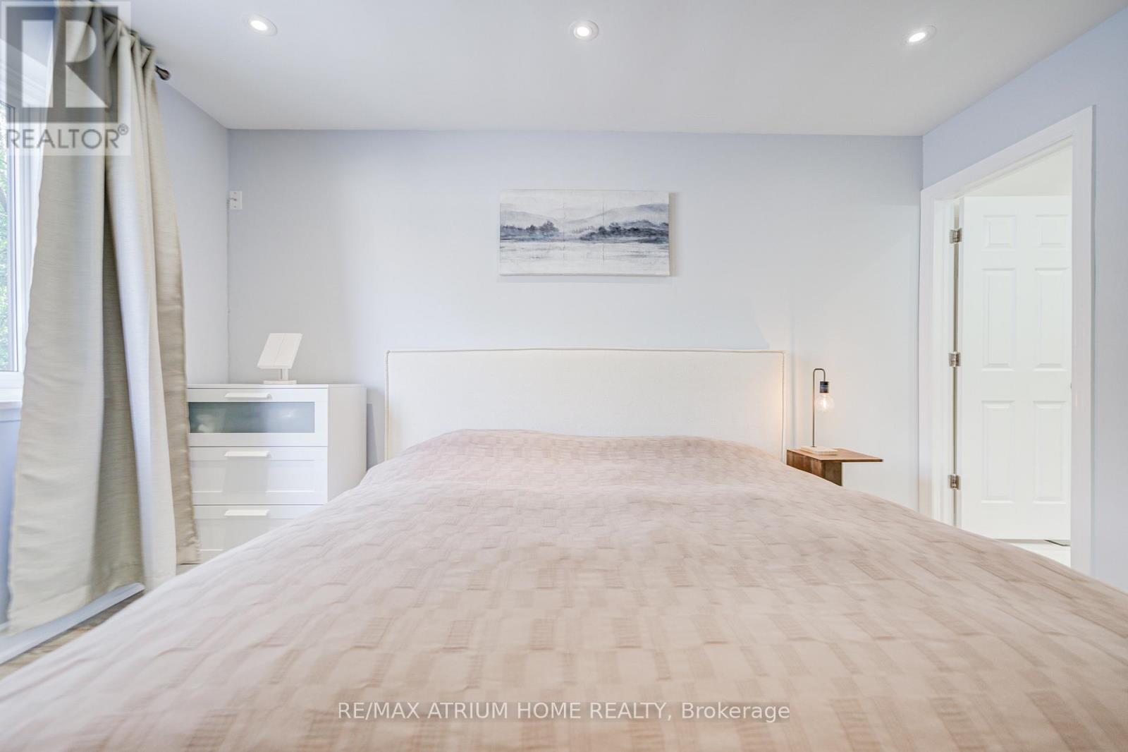 Photo 23 of 29 Starlight Crescent, Richmond Hill ON
