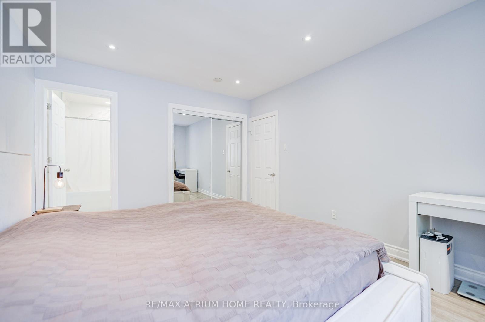 Photo 24 of 29 Starlight Crescent, Richmond Hill ON