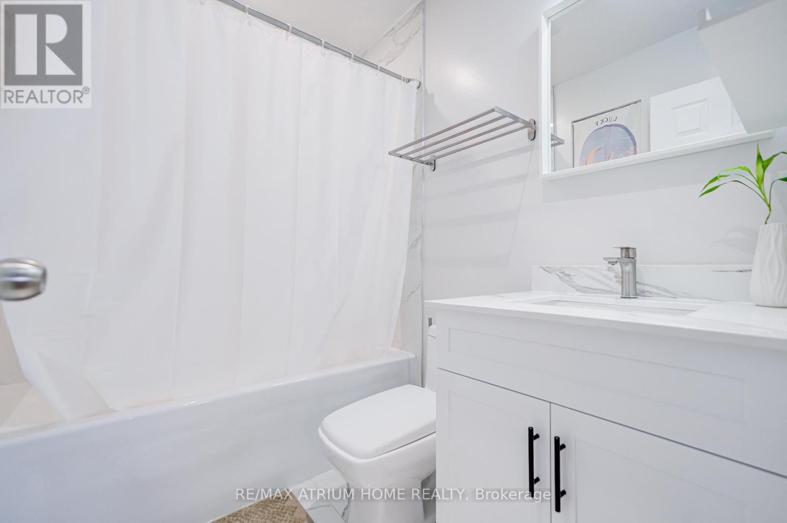 Photo 25 of 29 Starlight Crescent, Richmond Hill ON