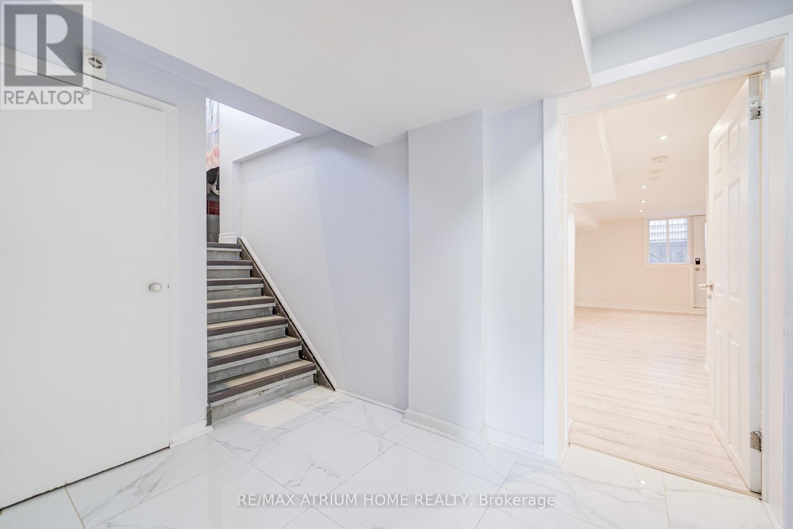 Photo 26 of 29 Starlight Crescent, Richmond Hill ON