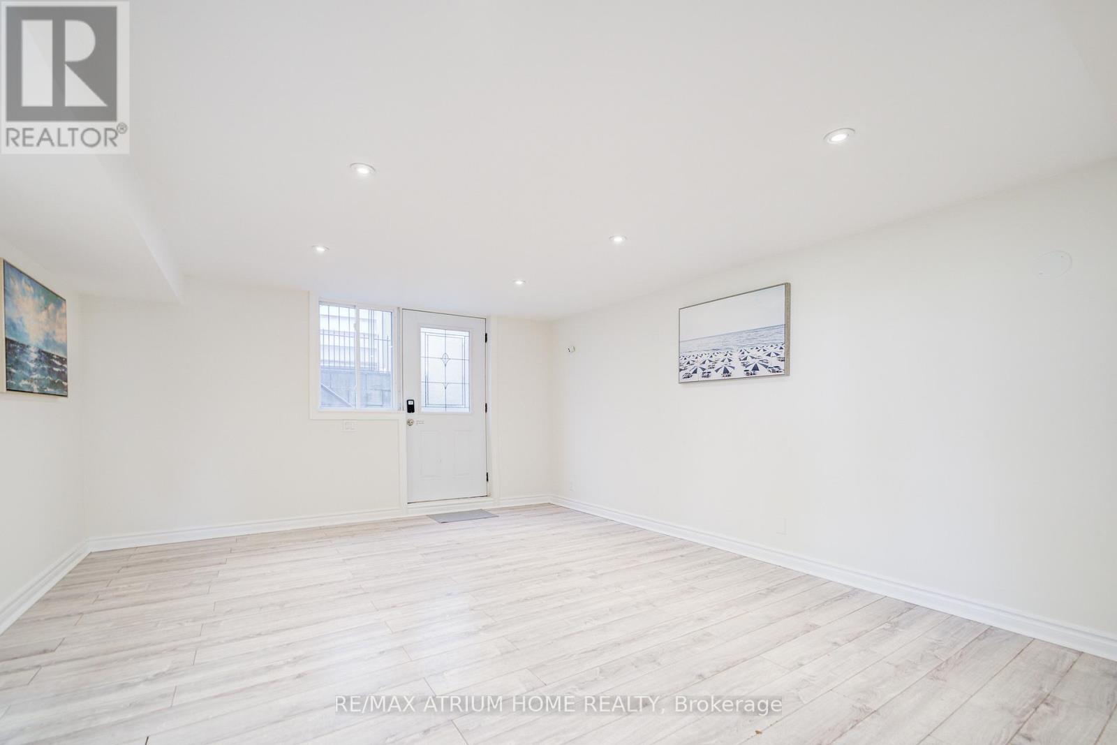 Photo 28 of 29 Starlight Crescent, Richmond Hill ON