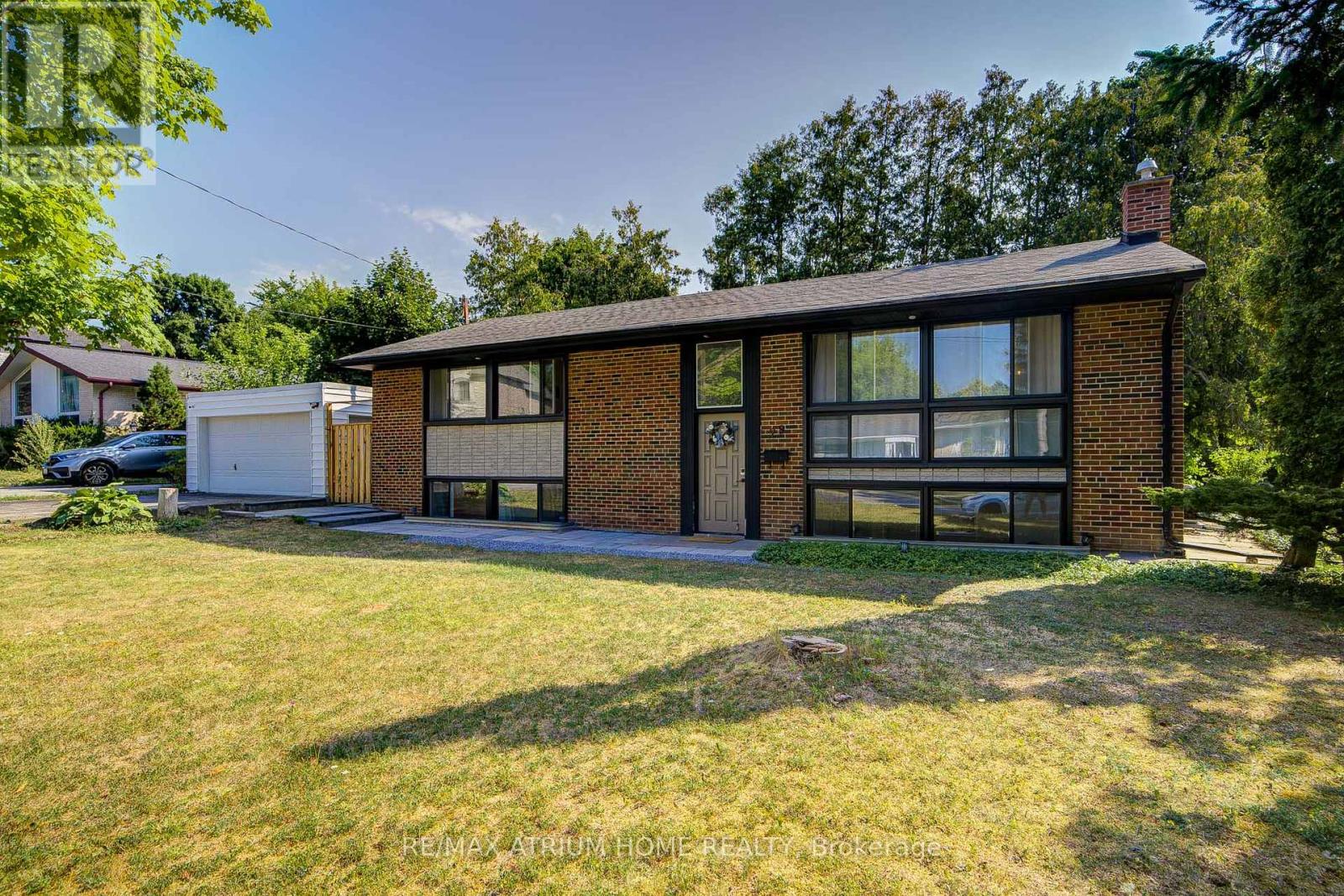 Photo 3 of 29 Starlight Crescent, Richmond Hill ON