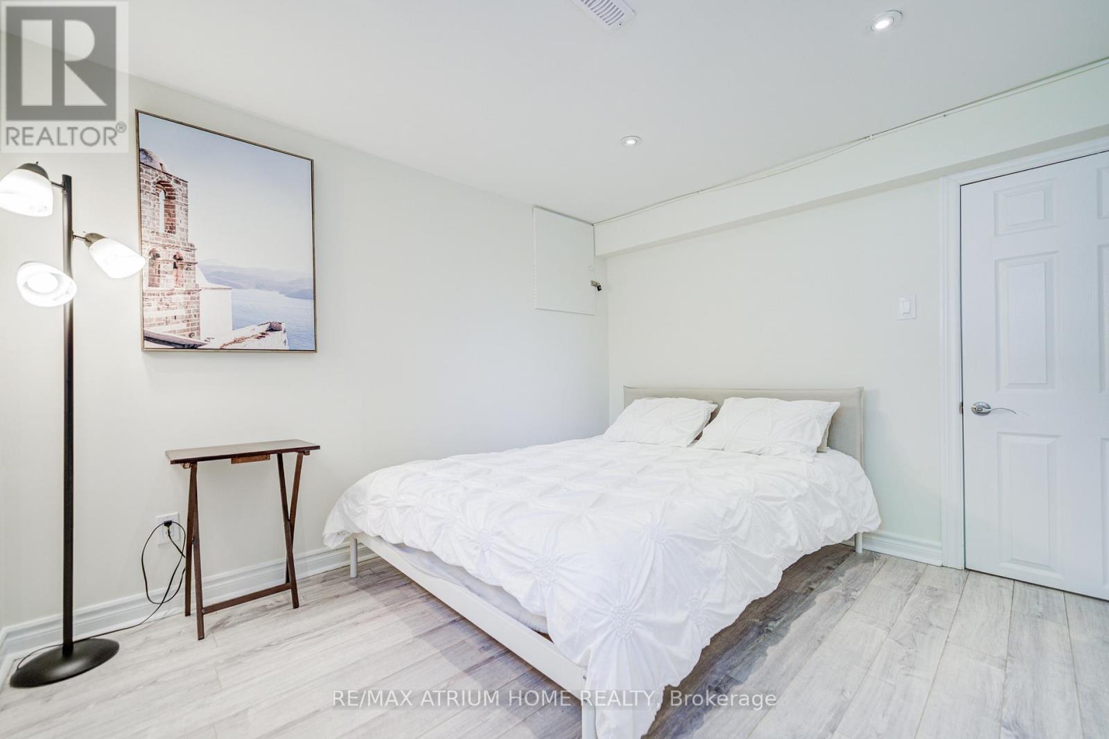Photo 32 of 29 Starlight Crescent, Richmond Hill ON