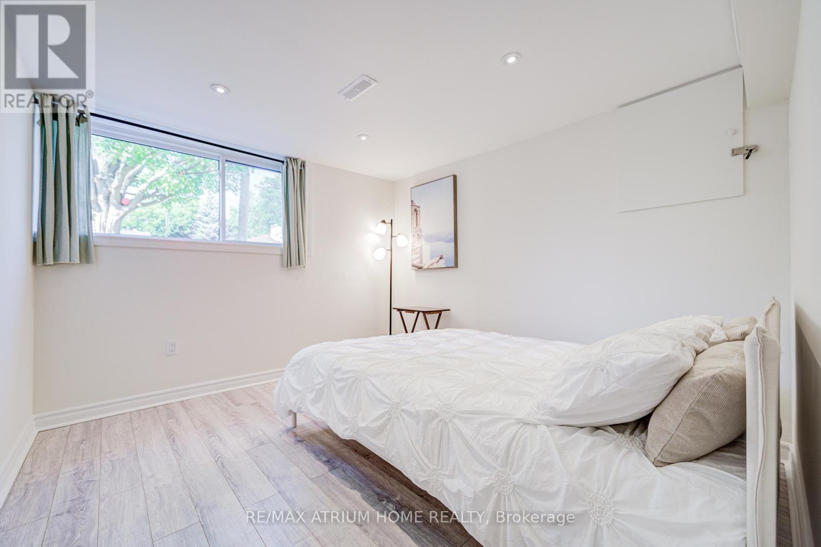 Photo 33 of 29 Starlight Crescent, Richmond Hill ON