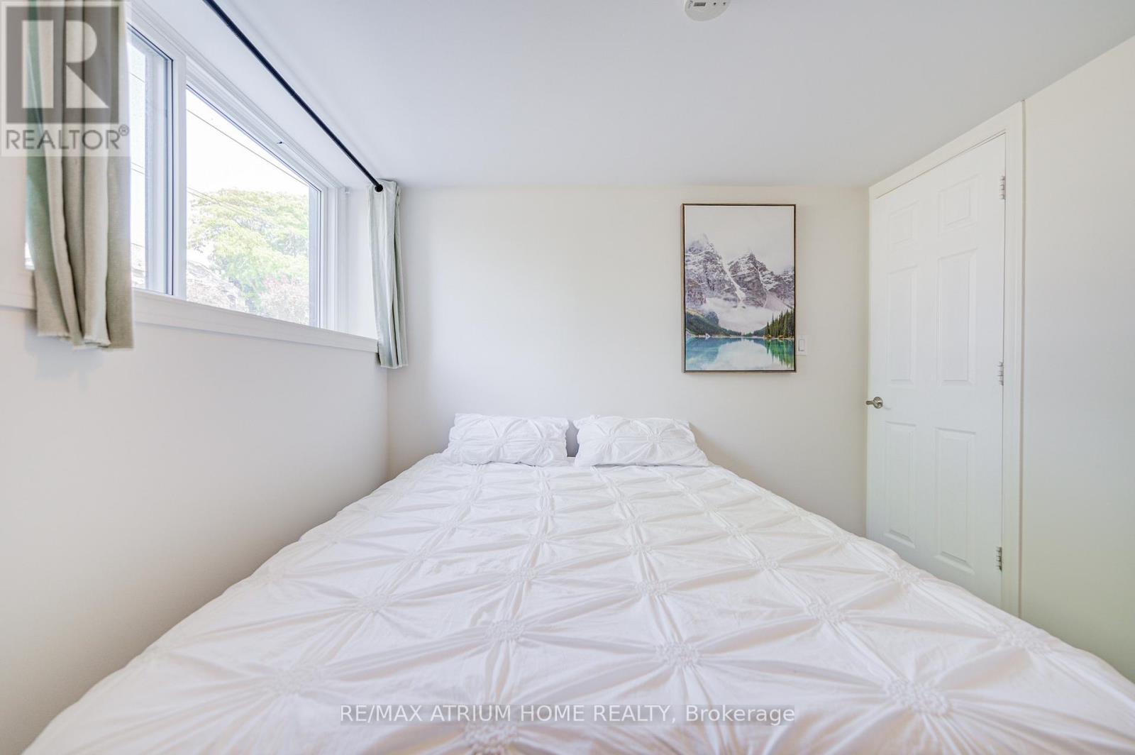 Photo 35 of 29 Starlight Crescent, Richmond Hill ON