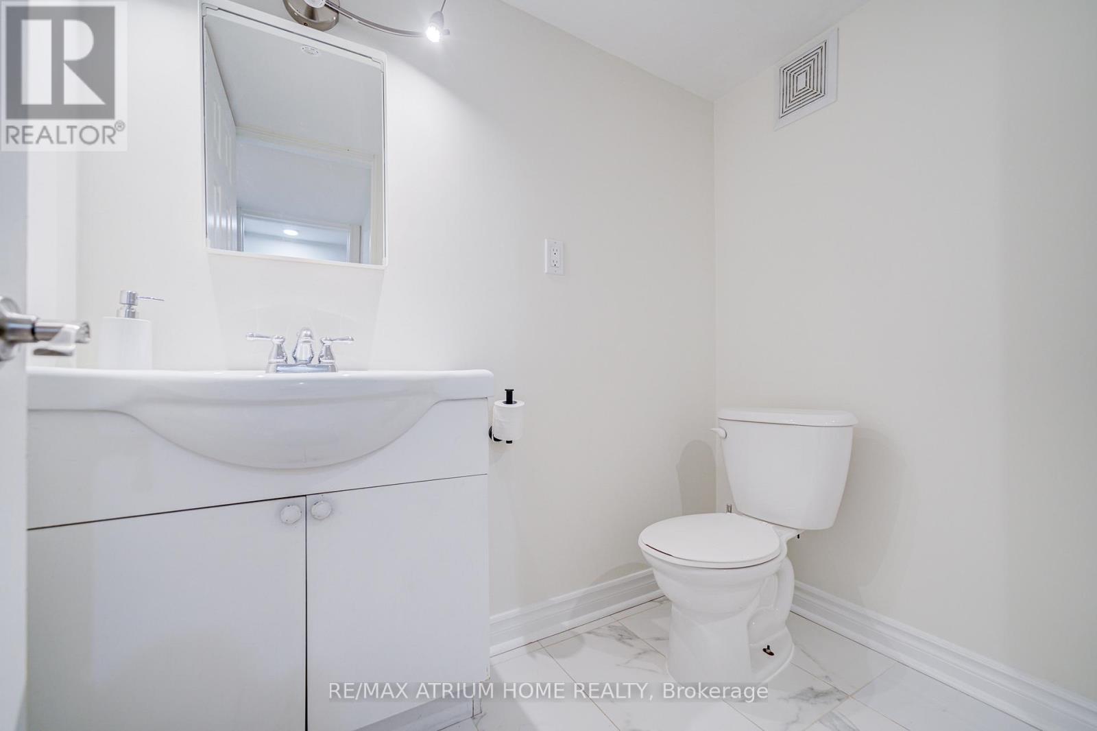 Photo 37 of 29 Starlight Crescent, Richmond Hill ON