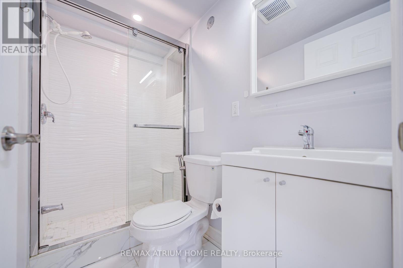 Photo 46 of 29 Starlight Crescent, Richmond Hill ON