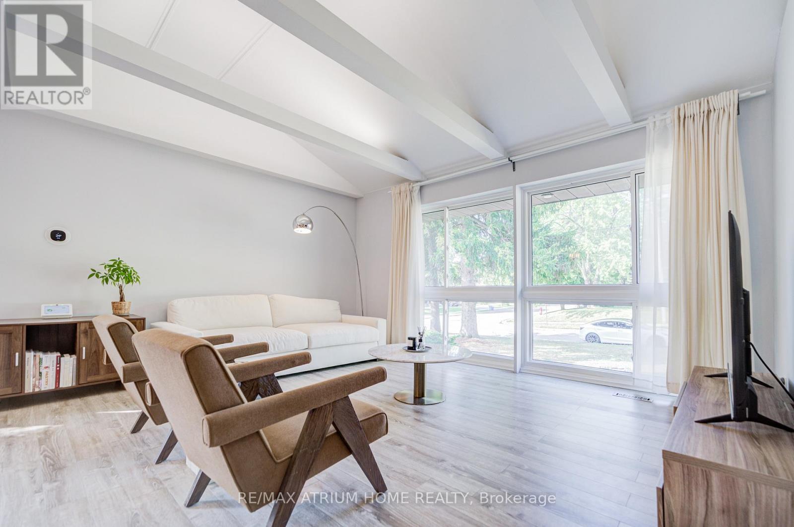 Photo 5 of 29 Starlight Crescent, Richmond Hill ON