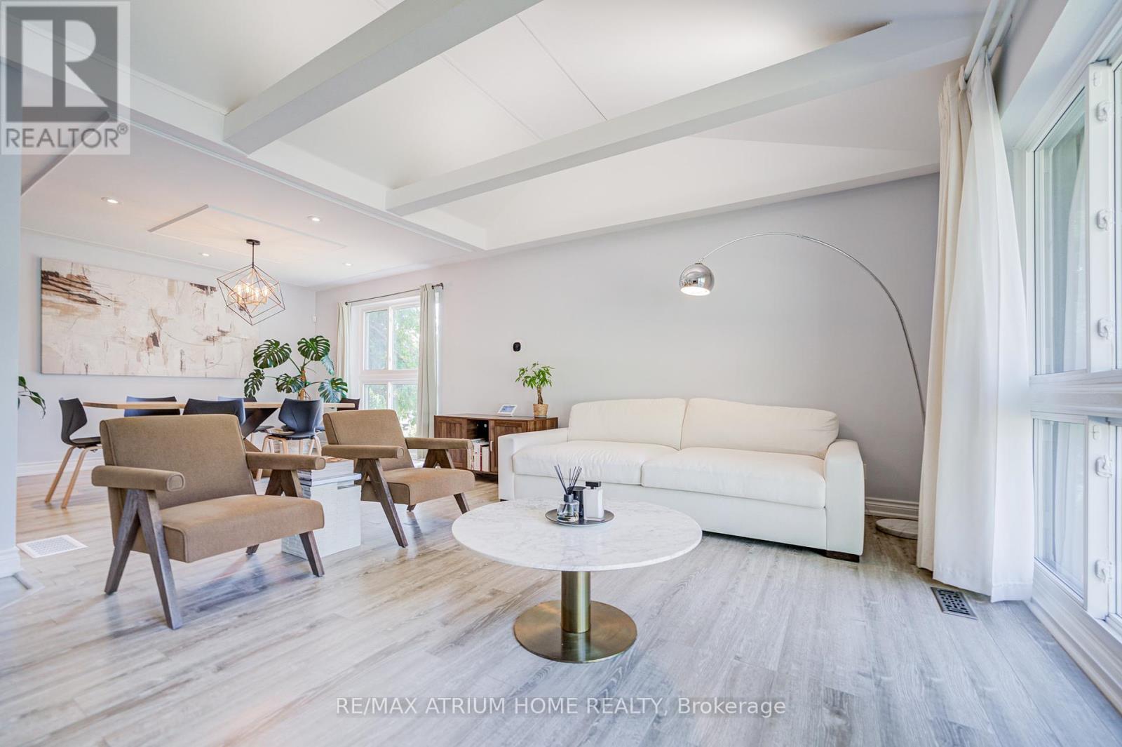 Photo 7 of 29 Starlight Crescent, Richmond Hill ON