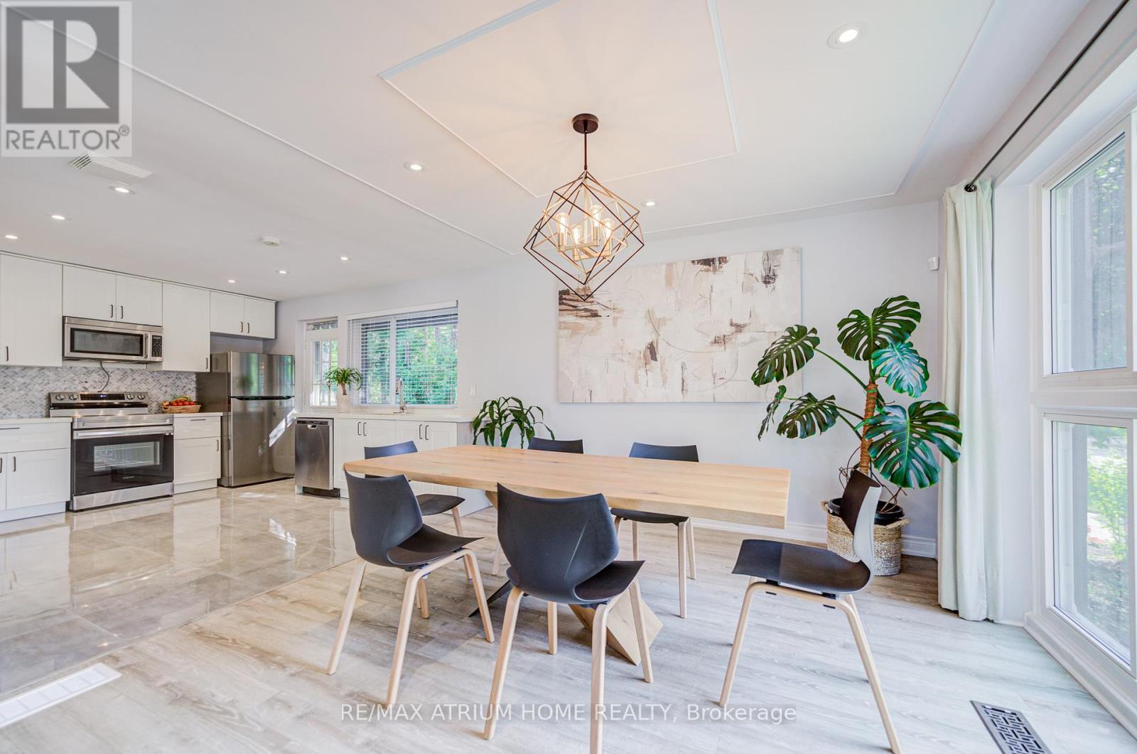 Photo 8 of 29 Starlight Crescent, Richmond Hill ON
